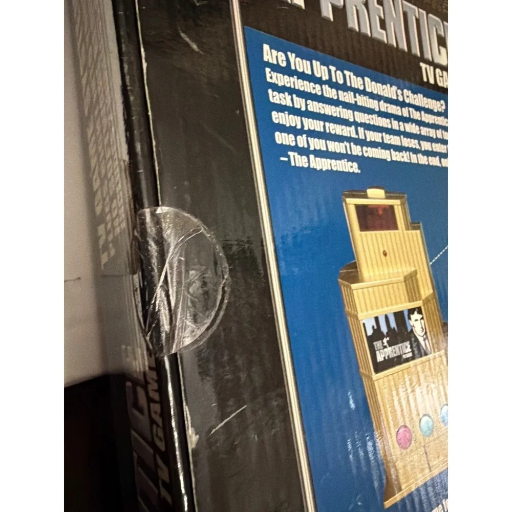 NIP 2005 The Apprentice Fired TV Game System Senario With 2 Wireless Handsets